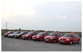 Autoturisme de școală Auto Delta aliniate în parcarea școlii