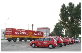 Autoturisme și camion de școală Auto Delta în parcare