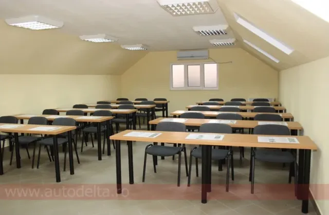 Sala de curs de legislație rutieră Auto Delta, cu bănci și scaune pentru cursanți