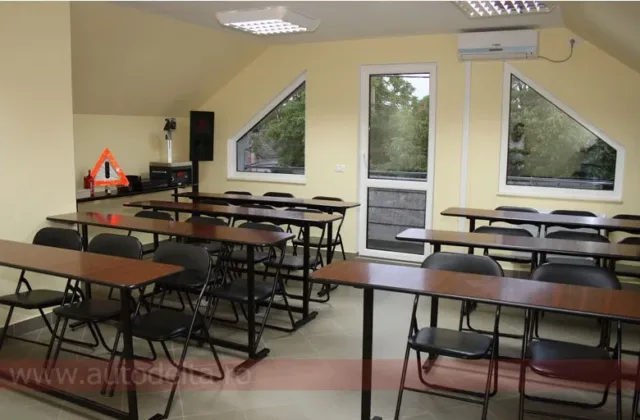 Sală de curs luminoasă, cu ferestre, aer condiționat și bănci aliniate