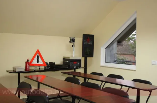 Triunghi reflectorizant, stingător și material didactic în sala de curs
