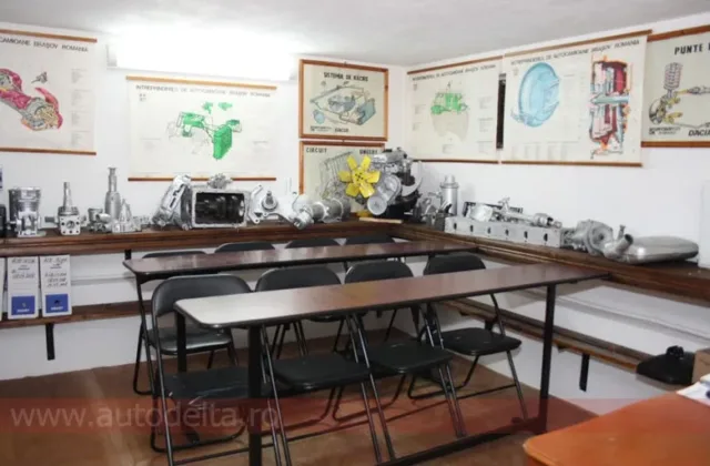 Planșe didactice cu componentele autovehiculului și piese expuse în sala de curs
