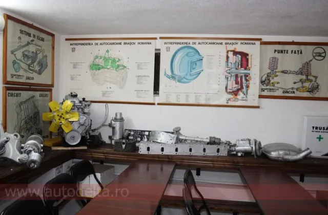 Piese de motor și planșe didactice expuse în sala de curs