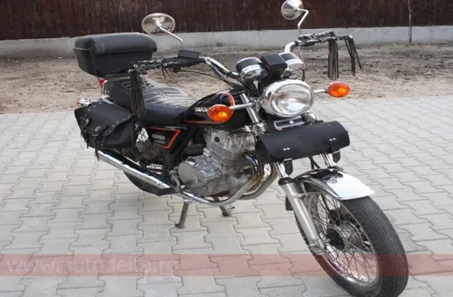 Suzuki 250 cm³ din 2001, motocicletă de școală Auto Delta